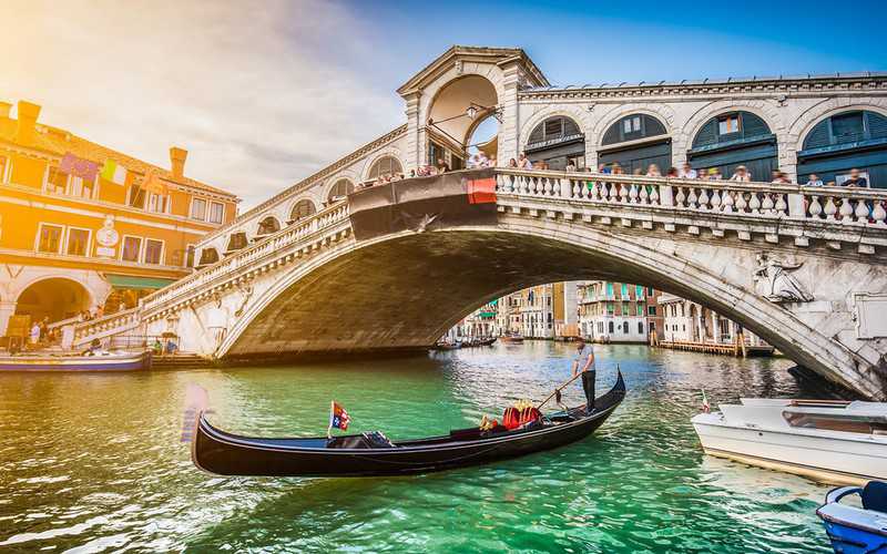 950 euro kary za parzenie kawy na palniku przy moście Rialto w Wenecji