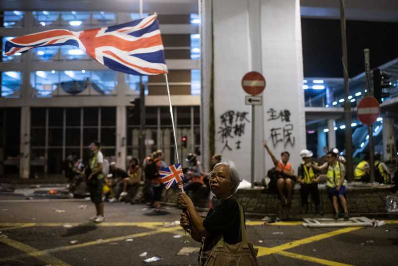 Apple zamyka sklepy w Hongkongu z obawy przed aktami bezprawia