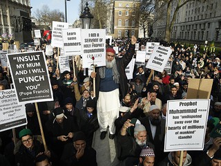 Muzułmanie protestowali przeciwko "obrażaniu Mahometa"