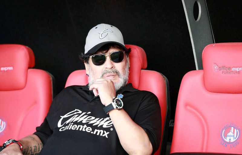 Diego Maradona po operacji kolana