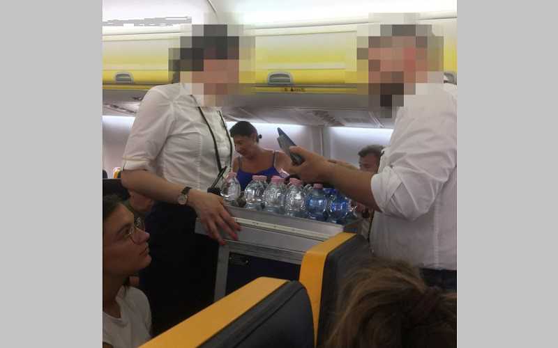Lot Ryanair: Uwięzieni pasażerowie, upał i brak darmowej wody