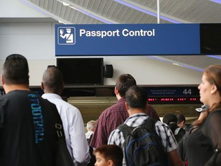 "Pasażerowie linii lotniczych w UE powinni być systematycznie kontrolowani"
