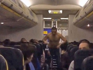 Pijany "topless pasażer" zakłócił lot Ryanairem do Dublina