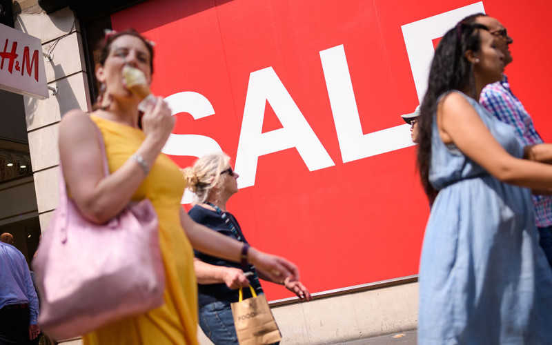 UK consumer spending falls to record low 