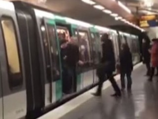 Rasistowskie zachowanie kibiców Chelsea w paryskim metrze