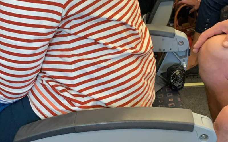 EasyJet passenger takes picture of row of backless seats on flight 
