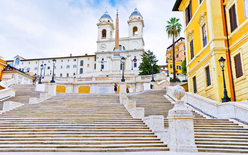 Italy: Sitting on the Spanish Steps in Rome banned
