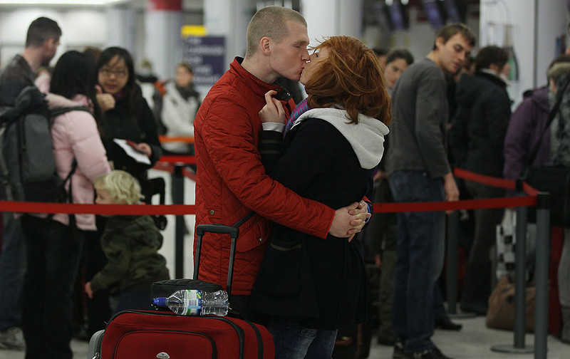 Strefy "Kiss & Fly" na lotniskach w UK coraz droższe