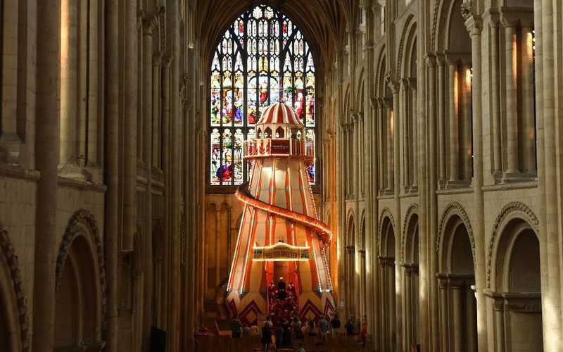 W katedrze w Norwich zamontowano zjeżdżalnię