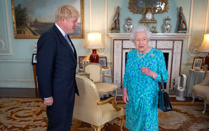 Czy Elżbieta II może zwolnić Borisa Johnsona?