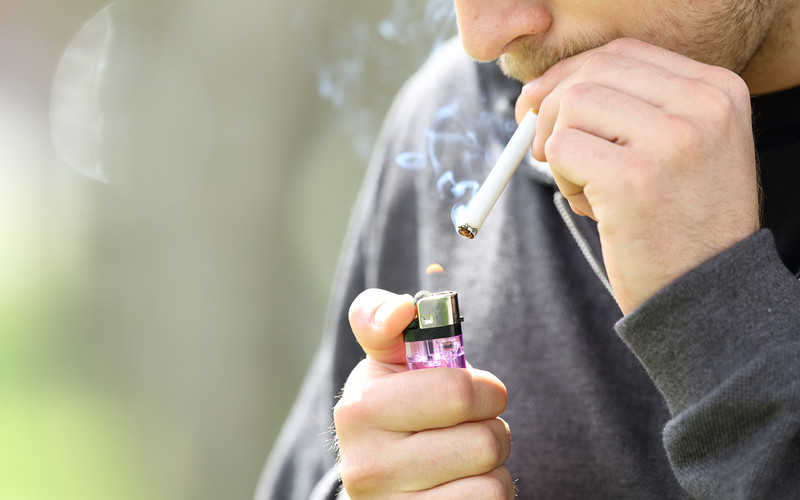 CBOS: Every 4th Pole still smokes cigarettes