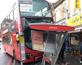 Londyn: Autobus wjechał w przystanek 