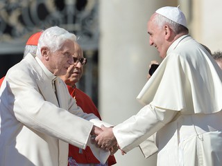Benedykt XVI dwa lata po rezygnacji: Dobrowolna izolacja i cicha obecność
