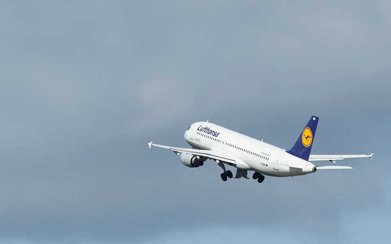 Lufthansa offers climate-friendly fuel, but at a price