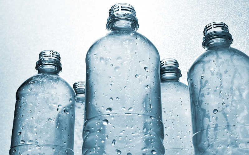 WHO: Mikroplastik w wodzie pitnej nieszkodliwy, ale potrzebne dalsze badania
