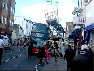 Londyn: Rusztowanie spadło na autobus