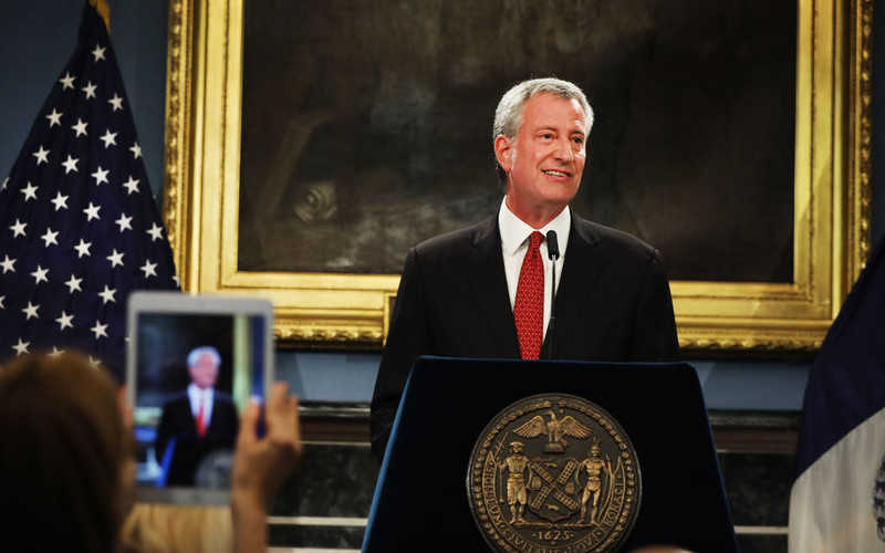 Burmistrz Nowego Jorku do Amerykanów: "Nie wińcie imigrantów"