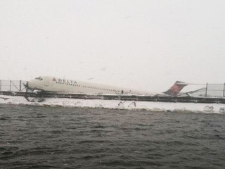 Burza śnieżna w Nowym Jorku: Samolot wypadł z pasa na LaGuardia