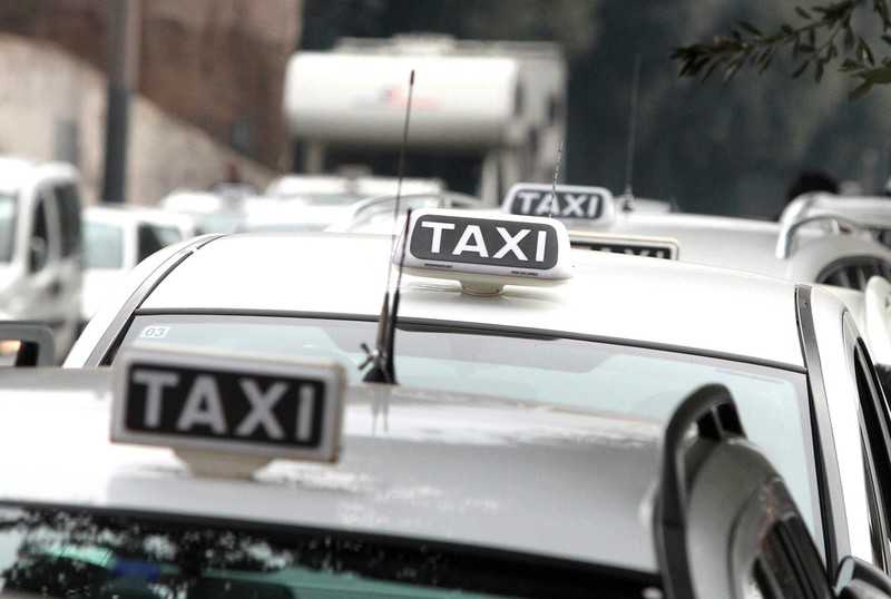 Neapol: Taksówkarze w krótkich spodenkach szkodzą wizerunkowi miasta?