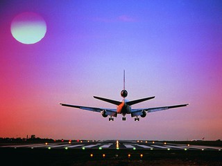 Podróżowanie samolotami staje się "coraz bardziej bezpieczne"
