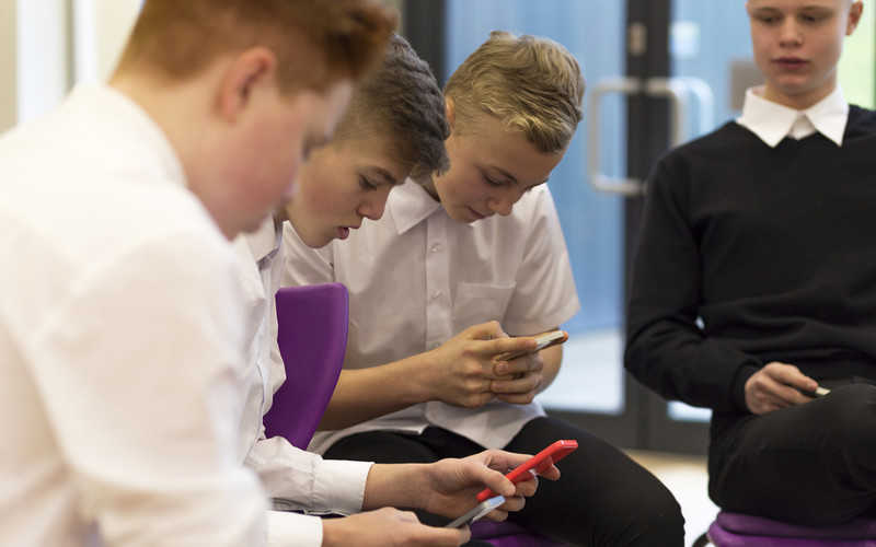 Połowa rodziców z UK chce zakazu telefonów w szkołach