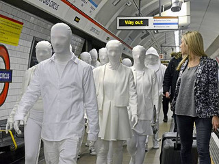"Żyj kolorowo!" - surrealistyczna akcja w londyńskim metrze