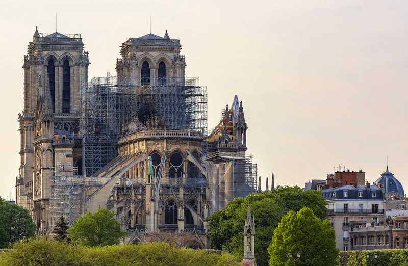 Trwa usuwanie szkód po pożarze Notre Dame, odbudowa w przyszłym roku