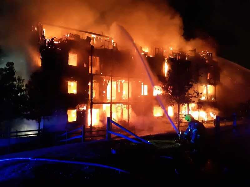 Londyn: Płomienie strawiły czteropiętrowy blok w Worcester Park