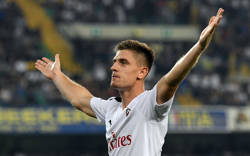 Piatek penalty gives Milan win over 10-man Verona