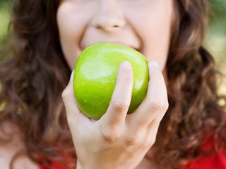 Polacy sądzą, że zjedzenie jabłka może zastąpić umycie zębów