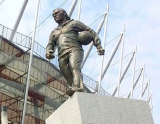 Przy Stadionie Narodowym odsłonięto pomnik Kazimierza Górskiego 
