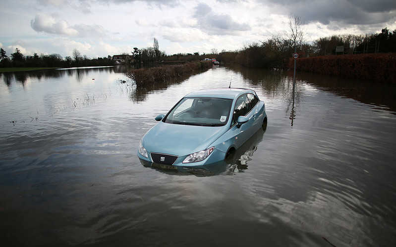 Ulewy w UK: Ostrzeżenia przed powodziami i komunikacyjny paraliż