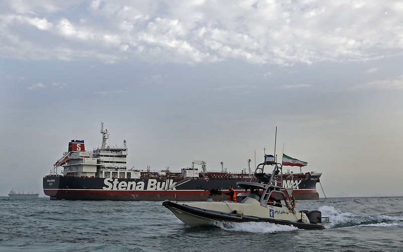 Stena Impero: Seized British tanker starts to leave Iran