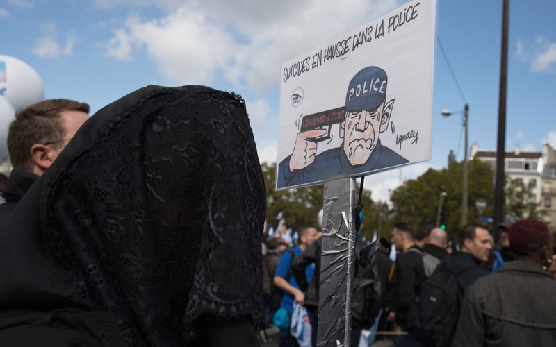 Paryż: Ponad 20 tys. policjantów protestowało przeciw trudnym warunkom pracy