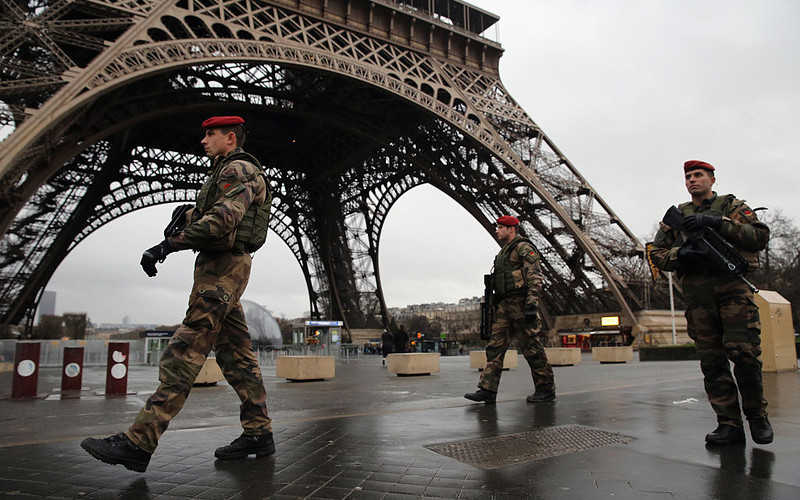 Francja: Zagrożenie terroryzmem "wciąż co najmniej wysokie"