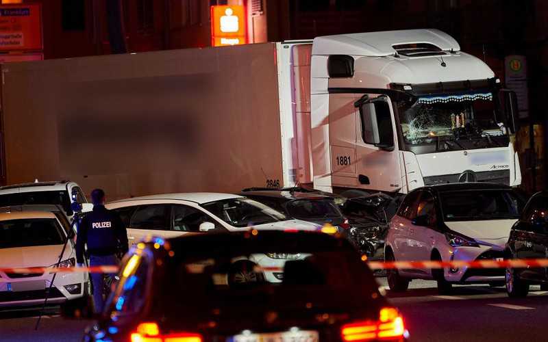 Niemcy: Ciężarówka staranowała auta. Policja nie wyklucza zamachu