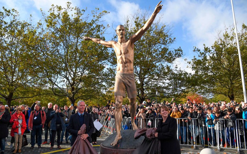 Pomnik Zlatana Ibrahimovica odsłonięty w Malmoe
