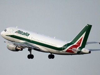 Alitalia zawiesiła pilota, który strzelał w domu w powietrze  