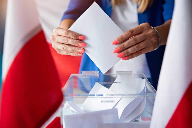 Rekordowa liczba Polaków w UK chce głosować w wyborach. Ambasada reaguje