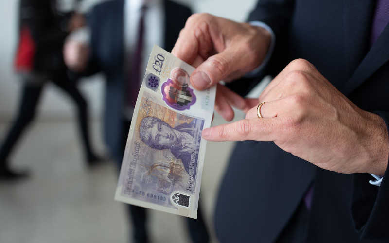 Bank Anglii zaprezentował banknoty £20 "nie do podrobienia"