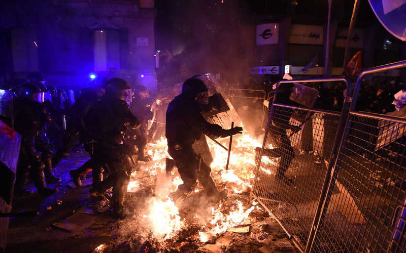 Burzliwe protesty w Barcelonie. Rannych 72 policjantów