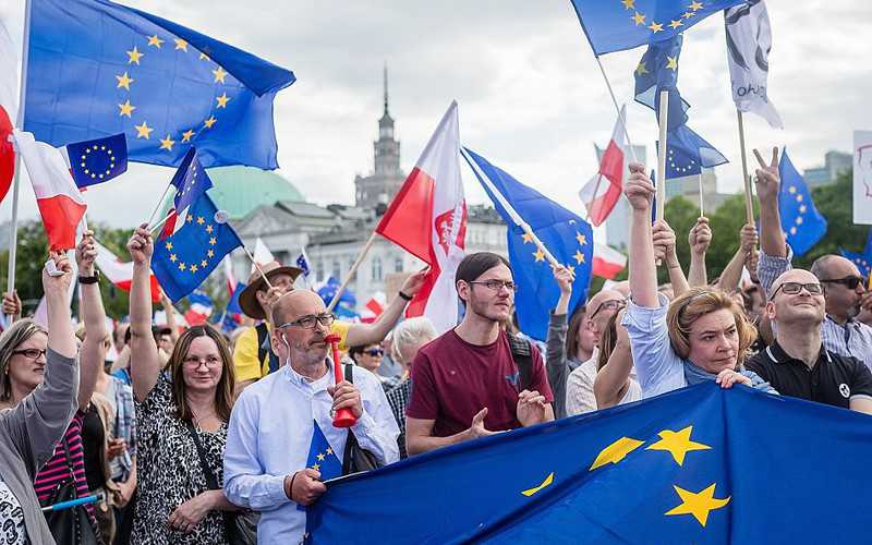 Study: Poles satisfied with transformation, EU and democracy