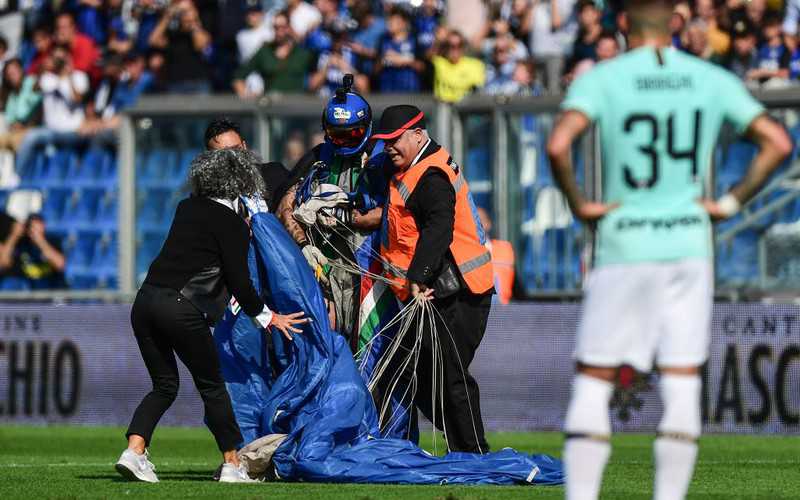 Niecodzienna sytuacja w Serie A. Na boisku wylądował spadochroniarz