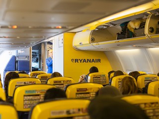 Steward Ryanaira ukradł aparat pasażera i wystawił go na eBayu