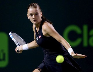 Fed Cup: Radwanska beats Hingis
