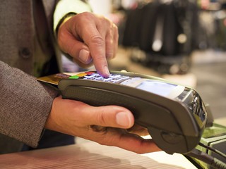 Kraje UE zatwierdziły przepisy o opłatach za transakcje z użyciem kart