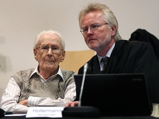 Auschwitz guard trial: Oskar Groening admits 'moral guilt'