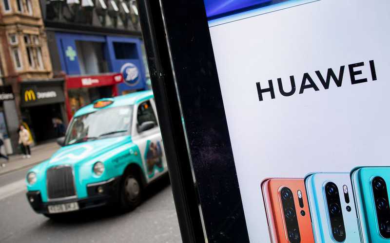 Johnson "gotów zezwolić" Huawei budować 5G w UK