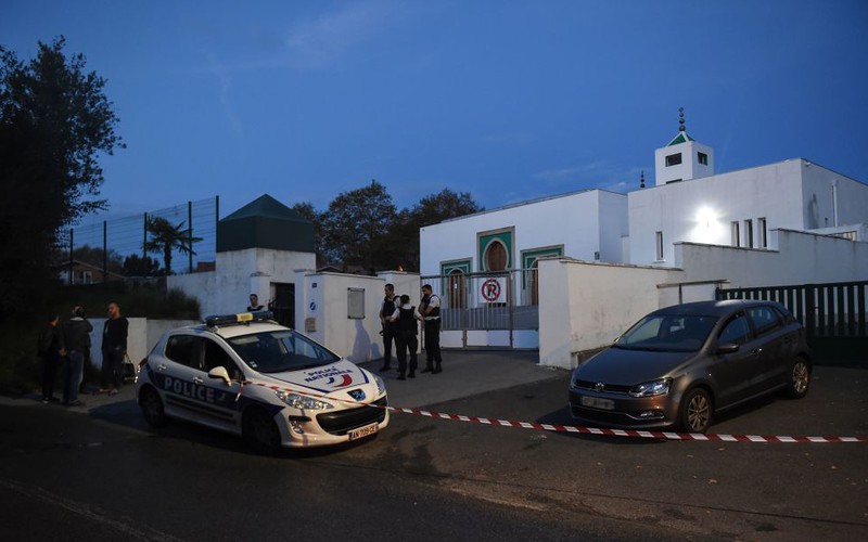 France mosque shootings: Two injured in Bayonne attack