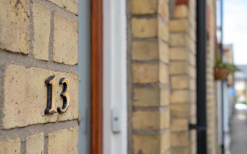 Domy w UK z "trzynastką" na drzwiach tańsze o £22 tys.